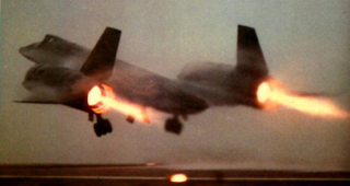 Illustration for article titled Fascinating photos reveal how they built the SR-71 Blackbird